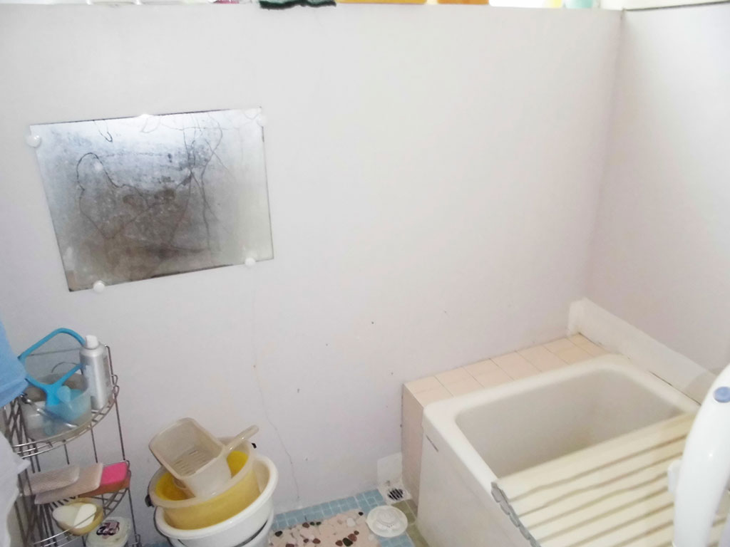 手摺り設置前の浴室の写真